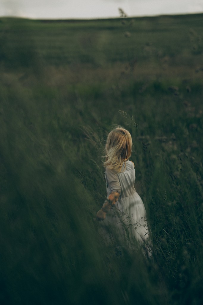 kind, Mädchen in weißem Kleid steht in wiese, Natur. Kleid wie bei Frozen. Trier, Saarland. Kind, wind, zauberhaftes bild, verträumt